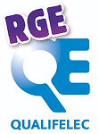 Logo RGE Qualifelec avec les lettres "RGE" en violet sur un bandeau et un grand "QE" stylisé en bleu, le "Q" étant une loupe. Le texte "QUALIFELEC" est en bas.