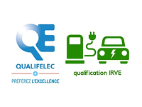 Logo Qualifelec "Préférez l'excellence" et symbole qualification IRVE. Borne de recharge et voiture électrique vertes.